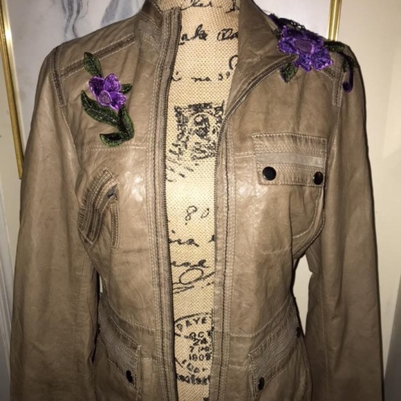 UPCYCLED NEW LEATHER JACKET~FLORAL APPLIQUES~US 6 - Picture 1 of 7